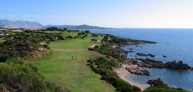 Agenzia Punto Sardegna, Golf in Sardegna, percorsi dove il verde tocca l'azzurro del mare e del cielo.